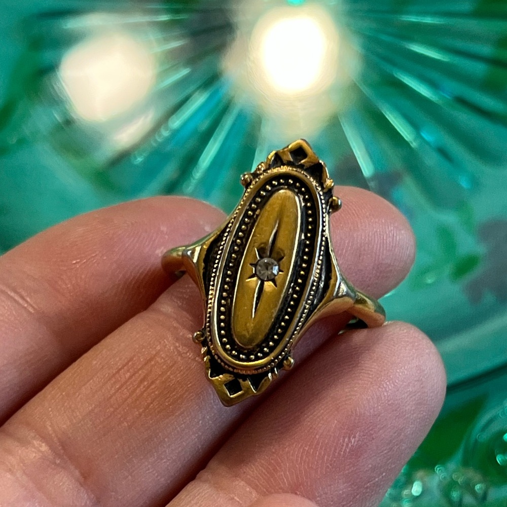 Vintage Avon Kensington Signed Gold Tone Metal Costume Jewelry Ring Size 7.5